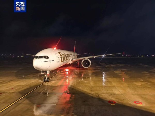 由迪拜国际机场飞往上海浦东国际机场航班平安落地