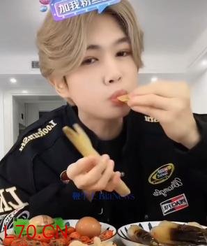 “鹿哈”凌达乐在直播中。来源：视频截图