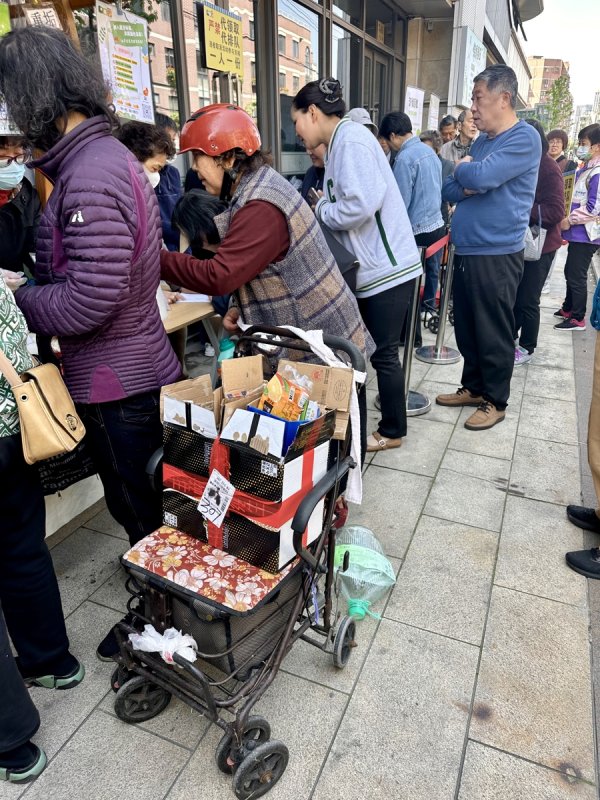自带杯买咖啡不稀奇，上海人开始自带桶“零拷”洗衣液，社区减塑千个塑料瓶