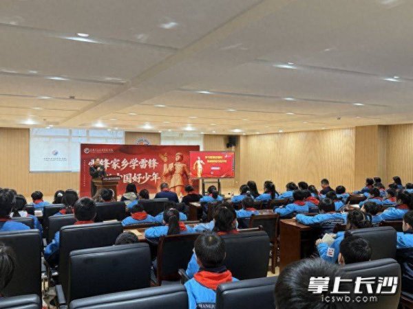 传承榜样力量，“五老”进校园讲雷锋