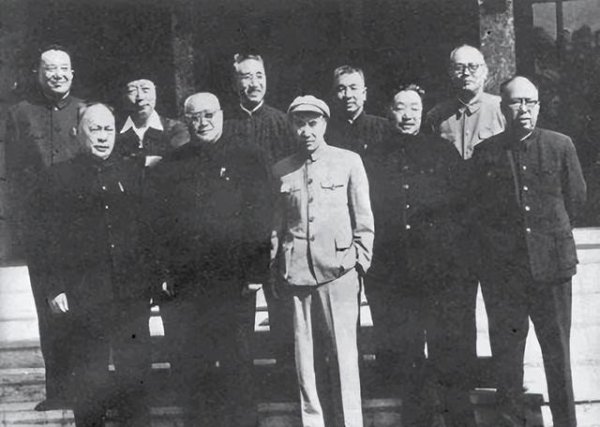 刘伯承逝世，徐向前赋诗悼念并关心遗孀：有困难随时可以来找我