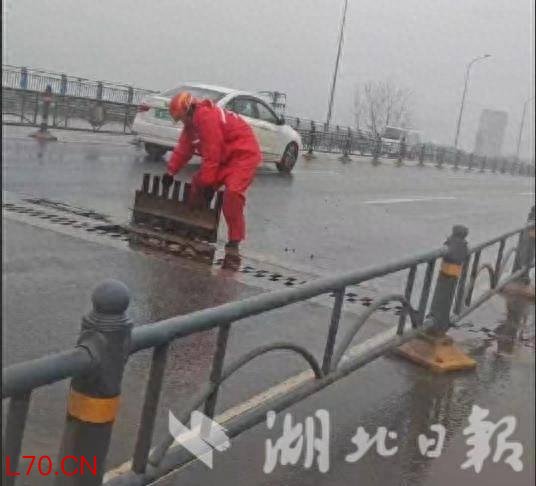 外卖小哥车流中徒手扶起翘起钢板