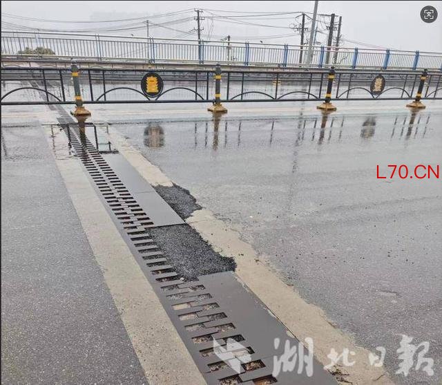 外卖小哥车流中徒手扶起翘起钢板 暴雨中的逆行者