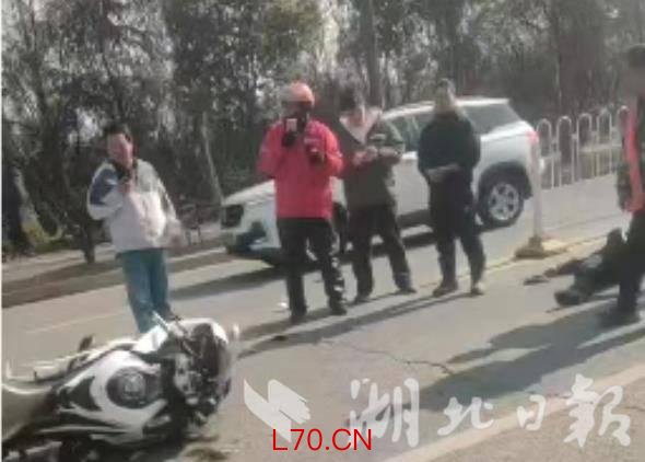 外卖小哥车流中徒手扶起翘起钢板 暴雨中的逆行者
