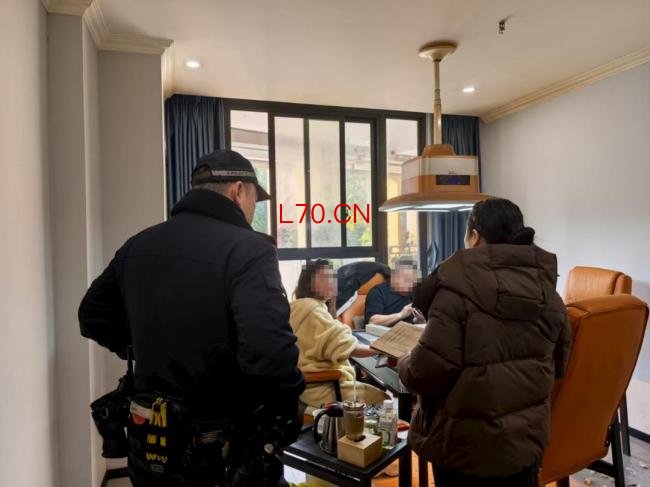 女子拘留所门口变卖金镯还钱