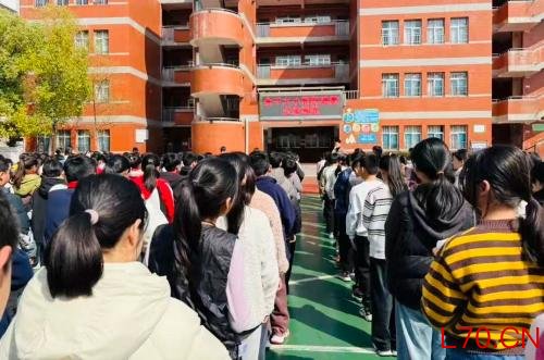 以练为战，防患未“燃”——余干县第六小学开展2026年春季学期消防疏散应急演练活动