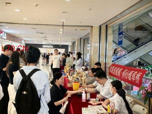 济宁市任城区阜桥街道在运河城开展“知联送健康 同心暖阜桥”公益活动