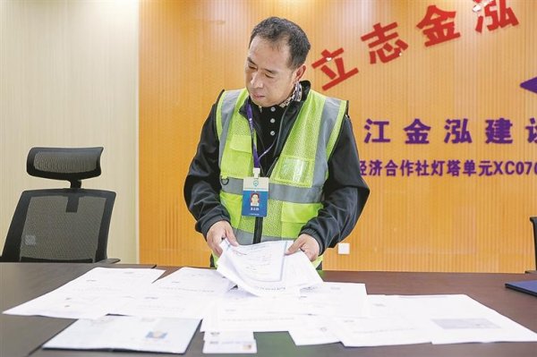 9年考下13证！杭州“工地大叔”走红网络