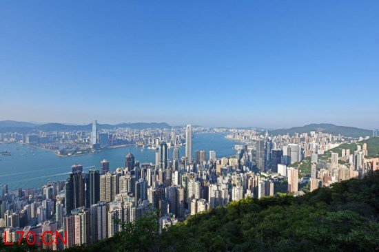 5月拍摄的香港维多利亚港两岸风光。新华社记者 陈铎 摄