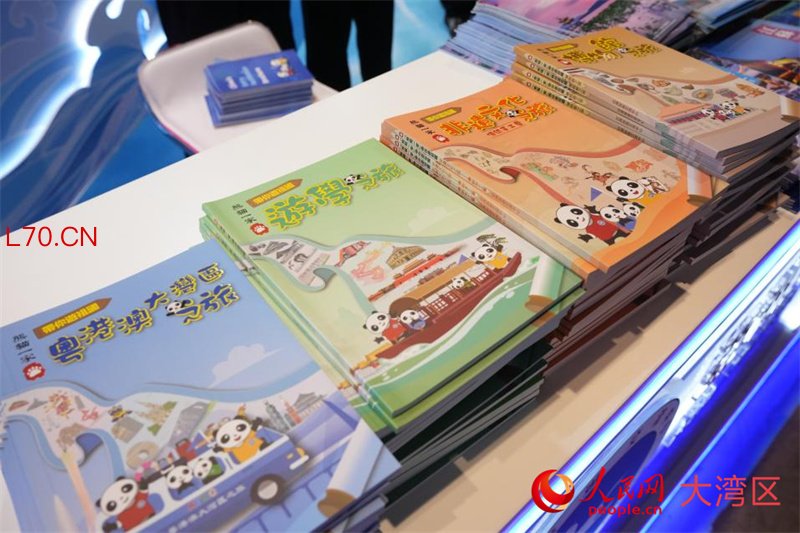“熊猫一家带你游祖国”系列图书。人民网实习生 韩宇轩摄