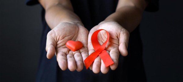 若是感染了“艾滋病”，胳膊上或有这几种症状，很多人以为是皮肤病